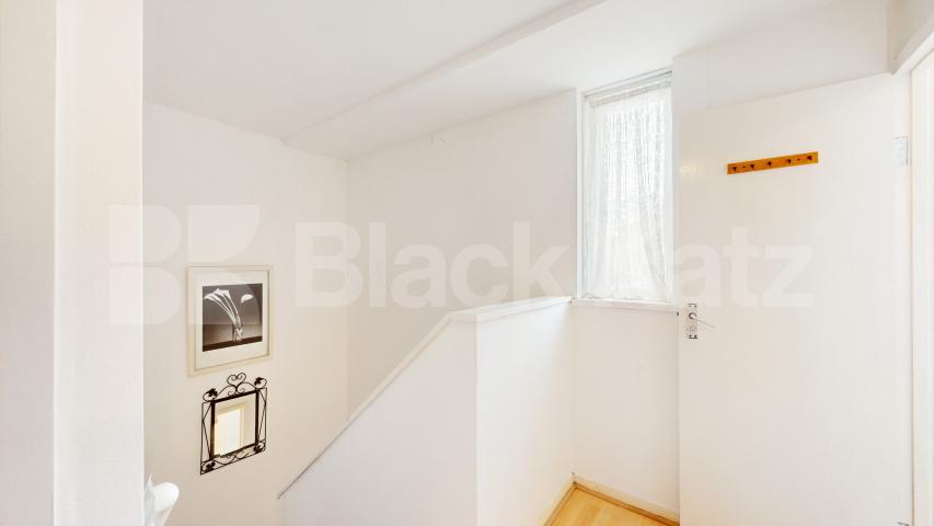 Stylish 2 Bed Split-Level Garden Flat in Prime W10 Location Dowland Street, Queens Park